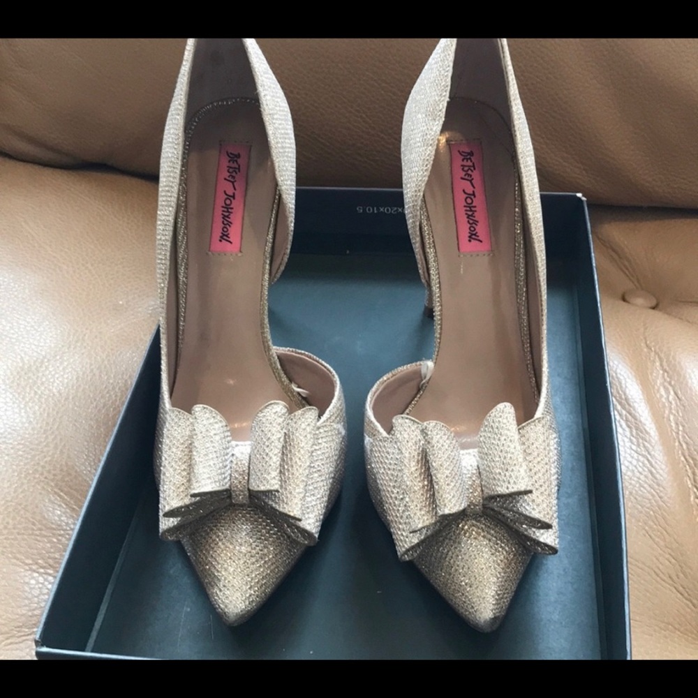 Betsey Johnson gold pump bow party heels